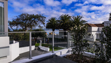 Modern Lowry Bay Home: Stylish and Safe UNEX Balustrades